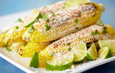 Vaso de agua fresca de limón con hielo y piloncillo.