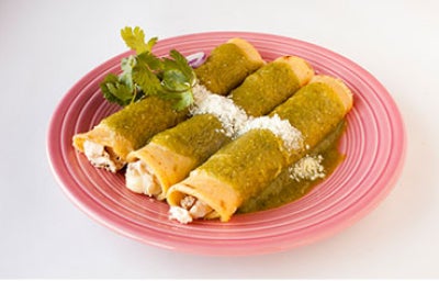 Enchiladas de pollo y queso con salsa.