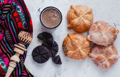 Pan de Muerto y chocolate caliente, pan mexicano tradicional para el Día de Muertos en México.