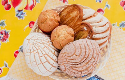 Canasta de panes mexicanos con pan de muerto.