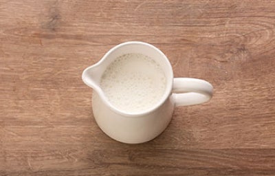 Jarra blanca con leche.