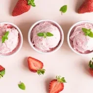 tres vasos de helado casero de fresa