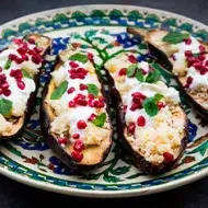 Una forma de cocinar con berenjena es usarla para rellenarla con algunos ingredientes.