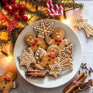 Galletas navideñas en formas de estrellas, árboles y muñecos.
