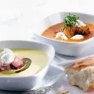 Dos tipos de sopas, acompañadas de pan.