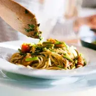 Una pasta italiana acompañada de verduras.