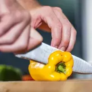 Afilar cuchillos para cortar pimentón