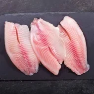 Filetes cortados y preparados para cocinar un pescado.