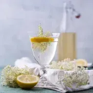 Flor de saúco, una de las flores comestibles, en una infusión con limón.