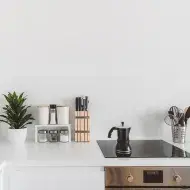 Una cocina impecable tras limpiar la estufa