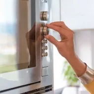 Un microondas siendo encendido.