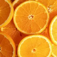 Rodajas de naranja, un alimento agrio o ácido, con una cáscara amarga.