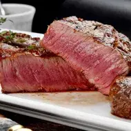 Trozos de carnes maduradas después de ser cocinados.
