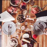 Los jamones y las tapas son típicos de la comida española.