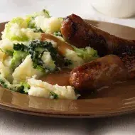 Salchichas caseras, acompañadas de papas.