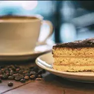 Una crema para rellenar en con un pastel de café.