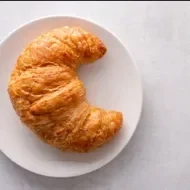 Un croissant clásico, sin relleno.