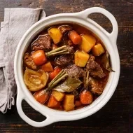 La cocción mixta tiene tres técnicas: estofar, brasear y guisar.