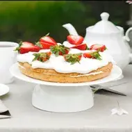 Un pastel con glaseado real como cobertura.