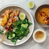 Pollo con sus guarniciones: salsa thai, arroz blanco y verduras.