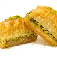 Un pastel de pistachos con hojaldre.