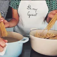 Los juegos de ollas suelen tener una grande.