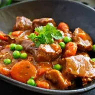 Un estofado preparado en una olla a presión eléctrica.