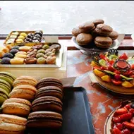 Macarrones, orejas y otros postres de la pastelería francesa.