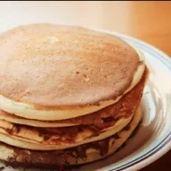 Una pila de hot cakes balanceados.