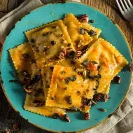 Un plato de ravioles, el tipo de pasta rellena más popular.