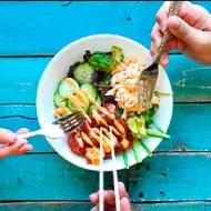 Tres personas compartiendo un poke.