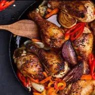 Un pollo agridulce con verduras.