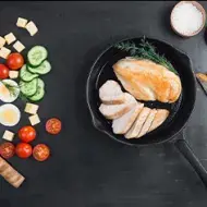 El pollo a la plancha es una de las preparaciones más comunes.