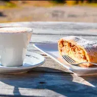 Un strudel de manzana con café.