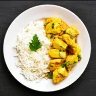 El pollo es una de las proteínas que más se usan en los diferentes tipos de curry.