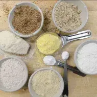 Diferentes tipos de harina, sobre una mesa.