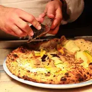 Hay tipos de pizzas que se caracterizan por tener una masa más gruesa.