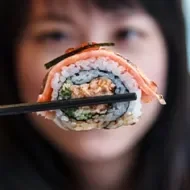 El sushi es una comida japonesa muy popular en el mundo entero