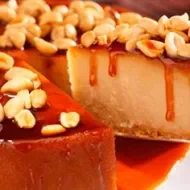 Un juego de texturas con un flan de cacahuate.
