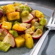 El rábano se usa con frecuencia en las ensaladas.