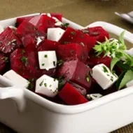 Ensalada de betabel con queso. Ensalada de betabel con queso.