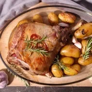 El romero se usa con frecuencia para aromatizar las carnes.