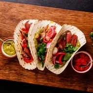 Tacos mexicanos con salsas para compartir 