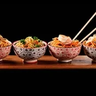 Fideos de arroz en distintos platos y con diferentes ingredientes.