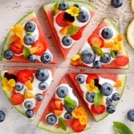 Pizza de frutas con moras azules y sandía.