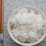 Palitos chinos con bowl de arroz para hacer sushi 