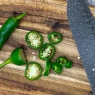 Tabla de pica con variedad de chile verde  