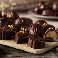 Bombones hechos con moldes para chocolate   