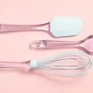 Brocha, batidor y espátula de silicón.