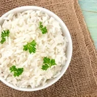 Al hacer arroz se pueden añadir hierbas aromáticas, como cilantro o perejil. Al hacer arroz se pueden añadir hierbas aromáticas, como cilantro o perejil.